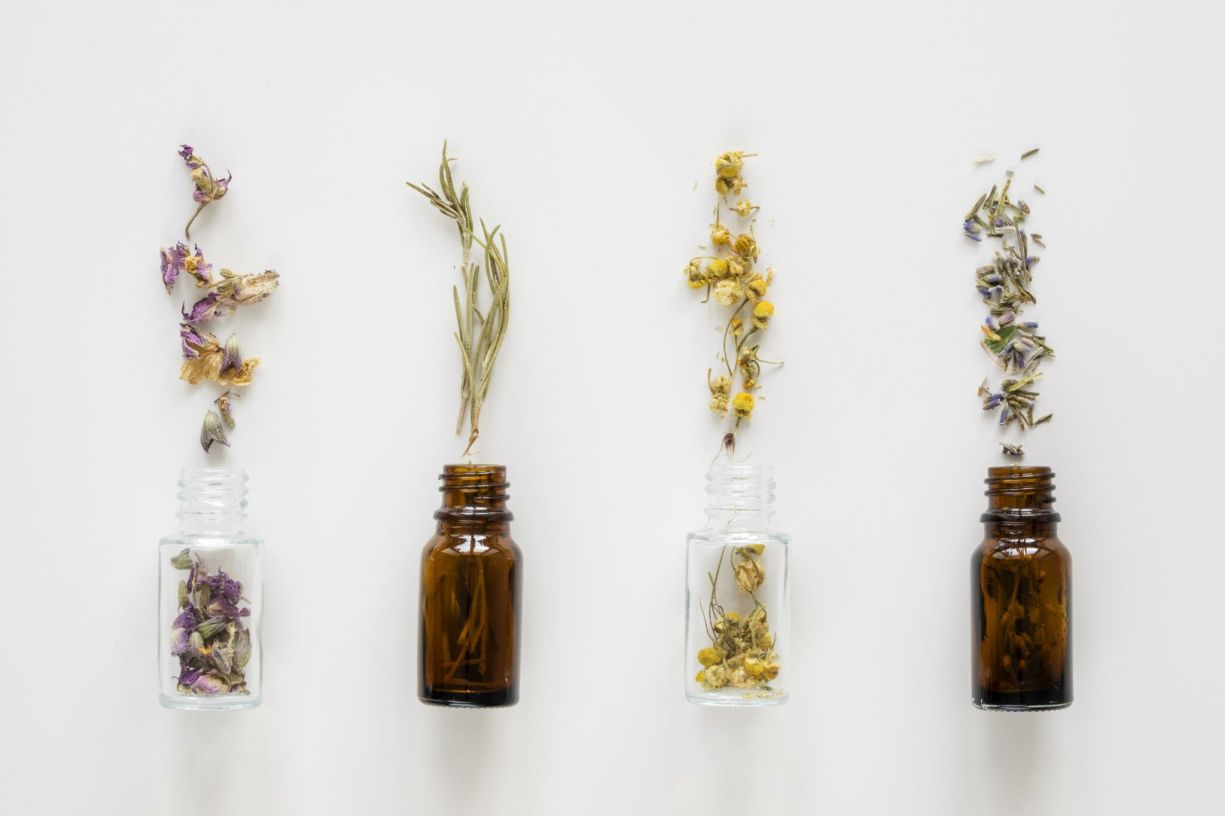 Altheia - naturopathie à Corbeil-Essonnes (91100) - des fioles de plantes séchées